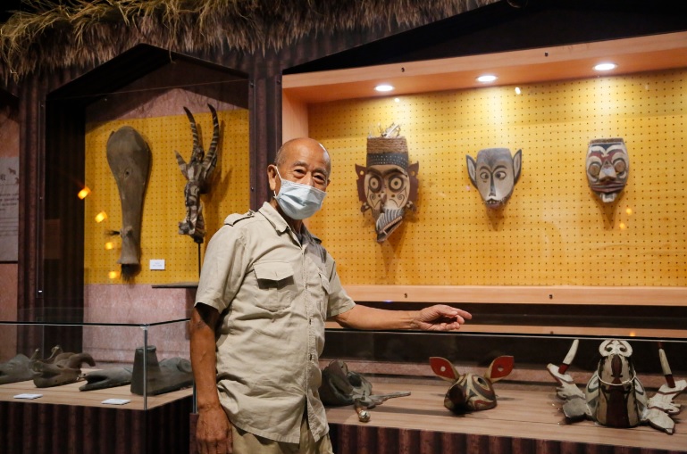 藝術家吳炫三走遍世界各地，收藏許多精采的部落面具。   圖：新北市立十三行博物館提供