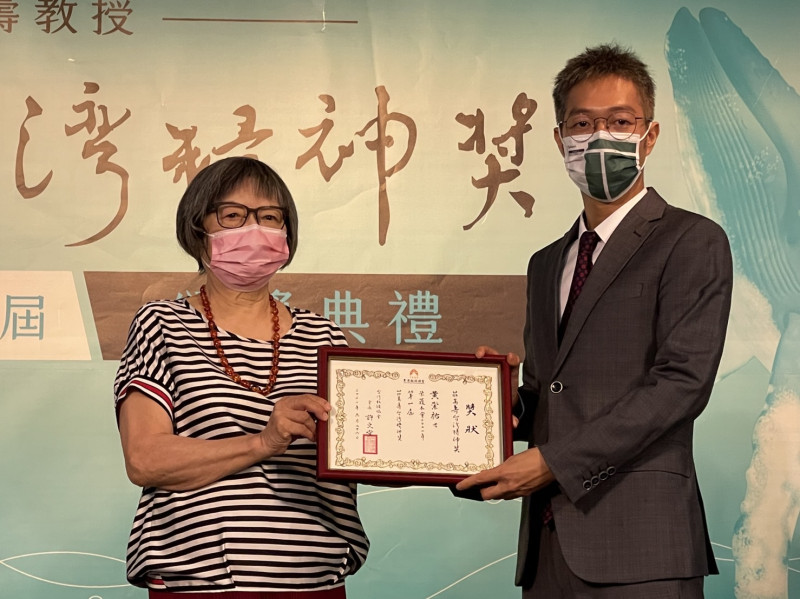 首屆「莊萬壽教授台灣精神獎」頒獎，莊萬壽夫人謝百合（左）頒發獎狀給得獎者黃崇祐。   圖：台教會提供