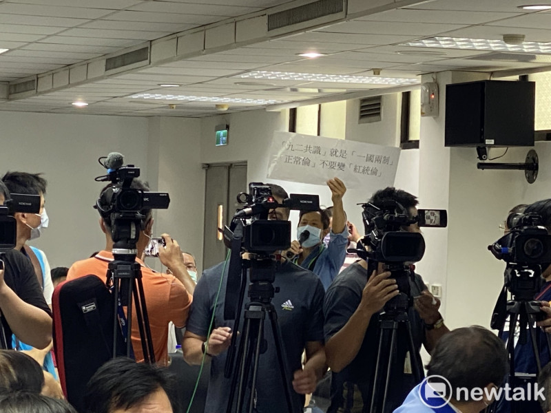 台灣國理事長陳峻涵突襲國民黨主席當選人朱立倫在新北市議會的謝票現場。   圖：周煊惠 / 攝