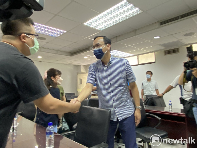 國民黨主席當選人朱立倫赴新北市議會謝票。   圖：周煊惠 / 攝