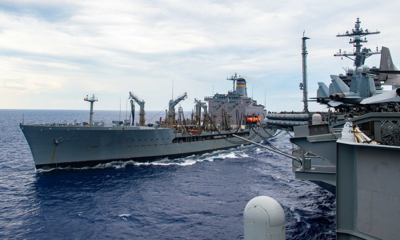 「雷根號」航母在菲律賓海接受油料補給艦「拉帕漢諾克號(T-AO 204)」進行補給   圖：翻攝 U.S. Pacific Fleet推特