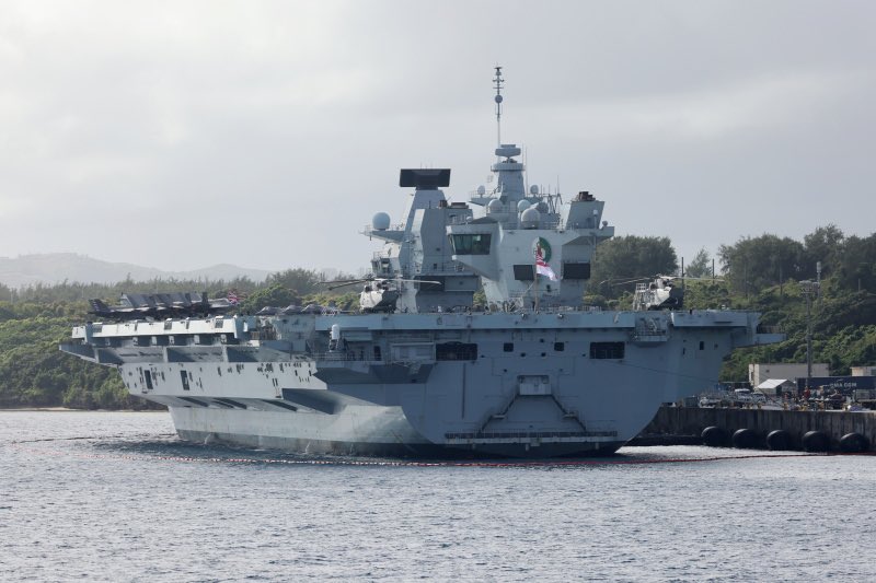 「伊莉莎白女王號」航母歷經兩週休整，離開美軍關島港口。   圖：翻攝Commander UK Carrier Strike Group推特