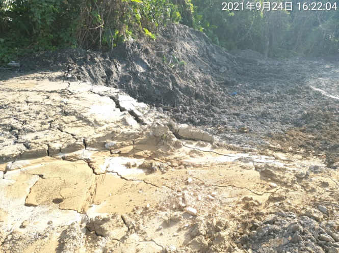 砂石車周遭1處土地也有大量剩餘土石方。   圖：新北市環保局提供