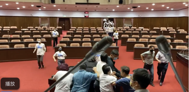 林楚茵在主席台拍攝，可以看到議場內有兩邊都有人員進入，不像國民黨所說「只開一扇門」   圖：翻攝自林楚茵臉書