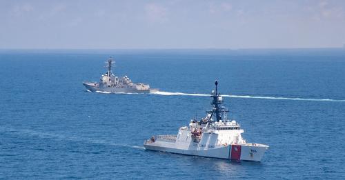 今年8月下旬，美國伯克級飛彈驅逐艦「紀德號」與美國海岸防衛隊傳奇級國安巡防艦「穆洛號」例行通過台灣海峽，強調航行自由。   圖：翻攝自美印太司令部臉書