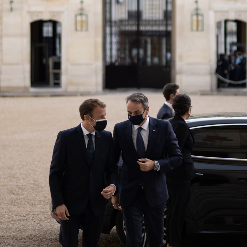 法國總統馬克宏（左起）與希臘總理米佐塔斯基會晤，簽署防禦協定。   圖：翻攝自馬克宏推特
