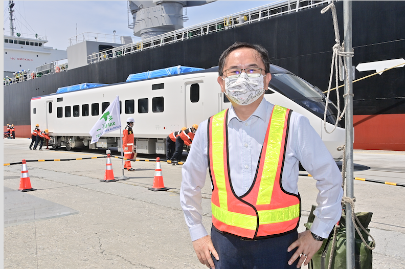 劉櫂豪立委與抵達花蓮港的城際列車EMU3000型合影。   圖：劉櫂豪立委辦公室／提供