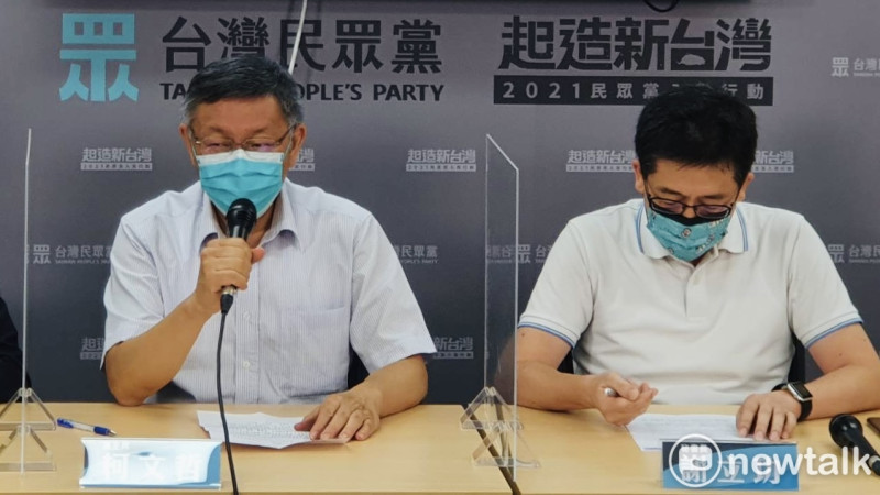 民眾黨主席、台北市長柯文哲（左）。   圖：周煊惠 / 攝（資料照）