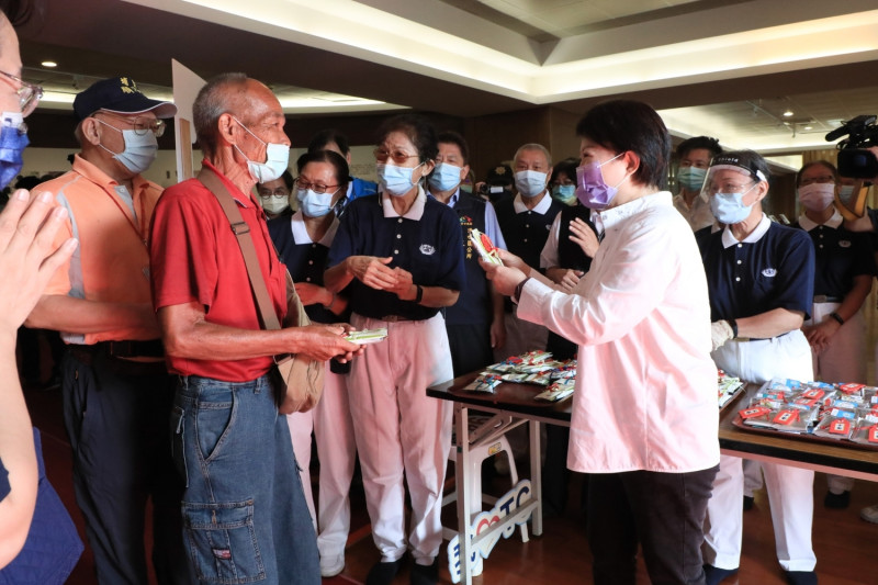 盧秀燕市長贈慈濟結緣品給打完疫苗的民眾。   台中市政府/提供