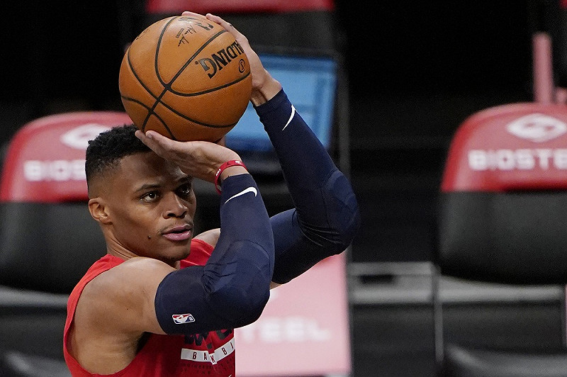 Russell Westbrook生涯獨缺冠軍，他認為湖人一哥「詹皇」LeBron James知道達到下一個水平需要什麼。   圖／美聯社／達志影像