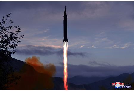 北韓媒體《朝中社》官宣，28日清晨6時38分在慈江道龍林郡都陽里成功試射新研發的「火星-8」型高超音速導彈。   圖：翻攝朝中社