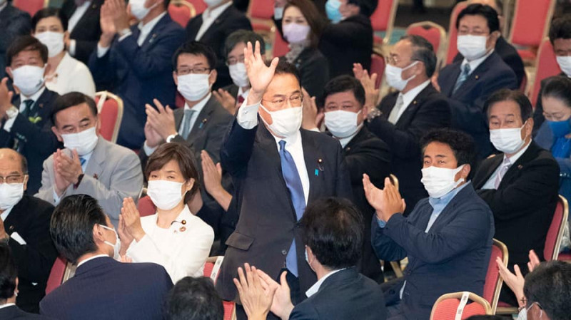 日本前政調會長岸田文雄（中揮手者）當選自民黨總裁，將成為日本第100任首相，他提出的施政方針相當友台，面對威權中國表現強硬。   圖：翻攝自日本自民黨臉書