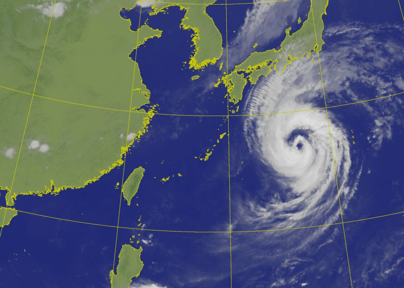蒲公英颱風再度減弱為中颱，目前加速往日本東方海面移動。   圖：中央氣象局／提供