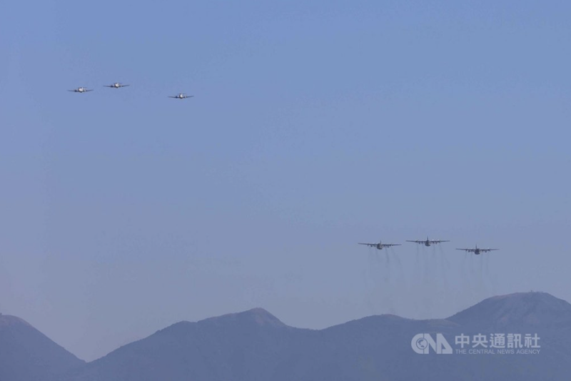 國軍30日舉行空中全兵力預演，B-1900C行政專機（左上）及C-130H運輸機（右下）飛越台北上空。   圖：中央社