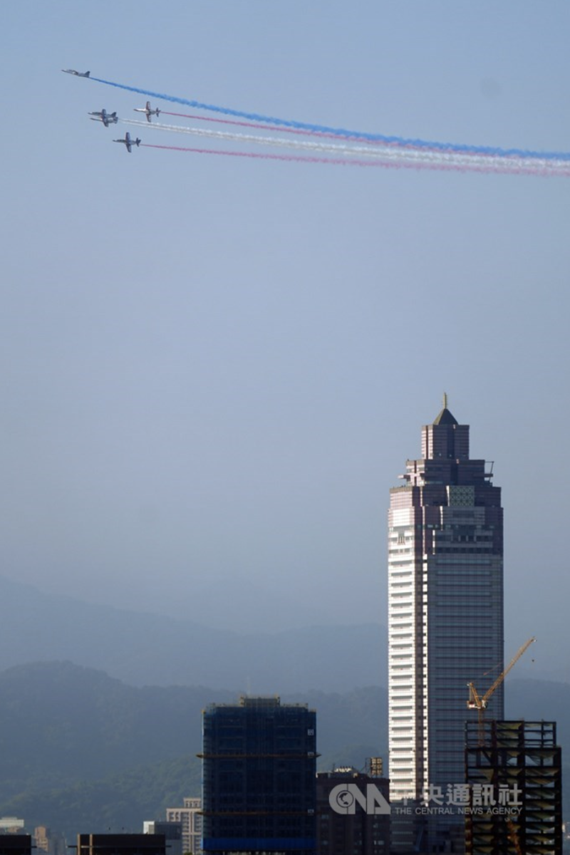 雙十國慶全兵力空中預演30日早晨在總統府前展開，圖為雷虎小組（5架AT-3教練機）施放彩煙通過台北上空，為預演劃下完美句點。   圖：中央社