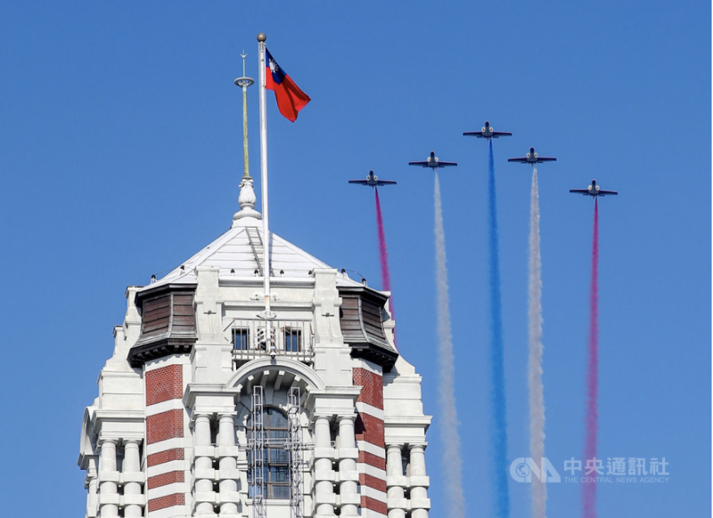 雙十國慶全兵力空中預演30日早晨登場，圖為雷虎小組（5架AT-3教練機）衝場施放彩煙飛過總統府上空。   圖：中央社