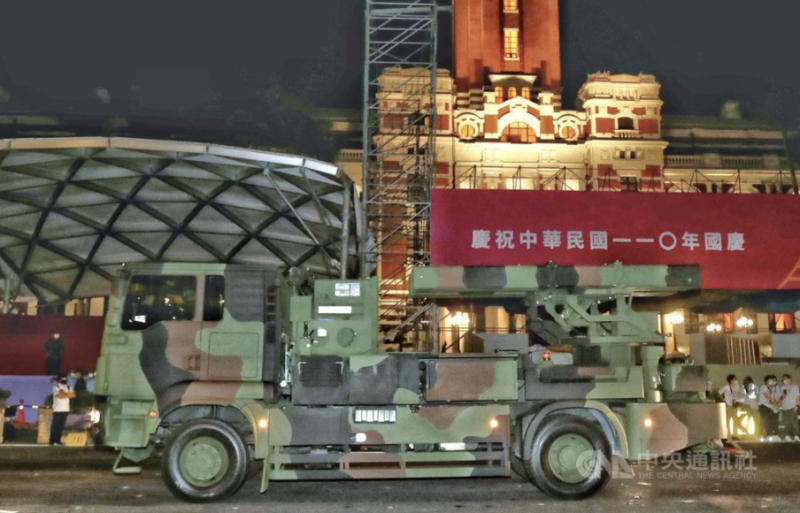 國軍30日凌晨在總統府前舉行地面兵力預演，陸軍新購的「陸射劍二」飛彈車依序通過總統府前，展現國防自主成果。   圖：中央社