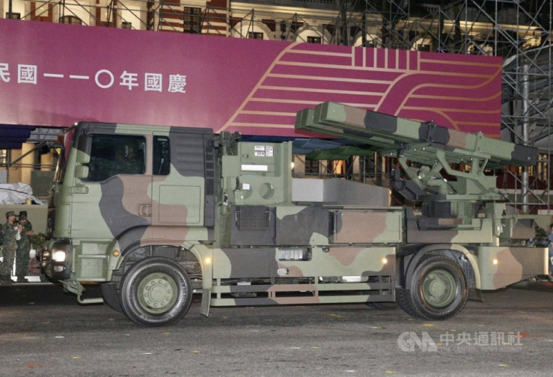 國軍30日凌晨在總統府前舉行地面兵力預演，陸軍新購的「陸射劍二」飛彈車首次在國人面前亮相。   圖：中央社