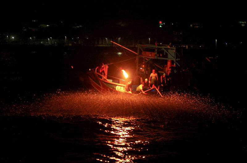 金山蹦火仔是以火光吸引青鱗魚的特殊方式捕魚。   圖：新北文化局／提供