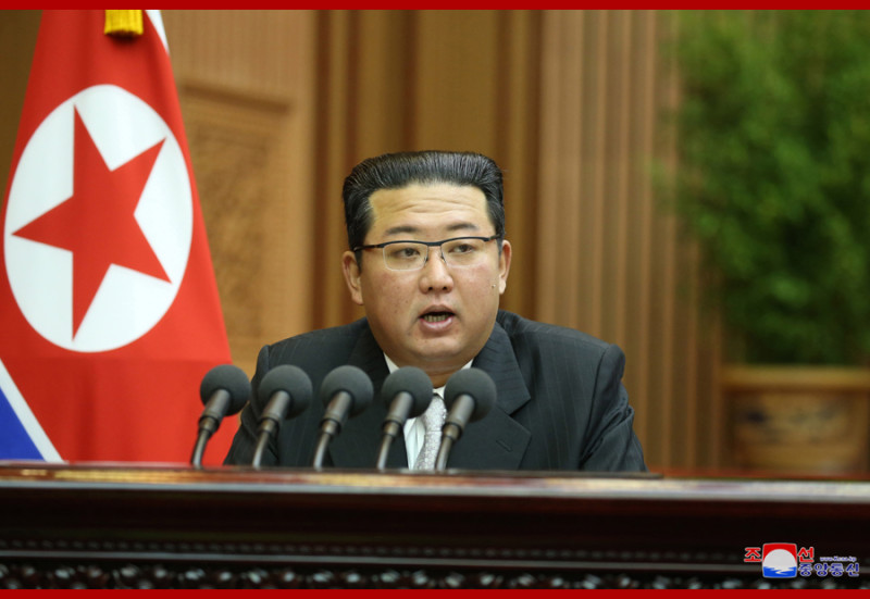 北韓國務委員會委員長金正恩29日出席第14屆最高人民會議第5次會議。   圖：翻攝朝中社