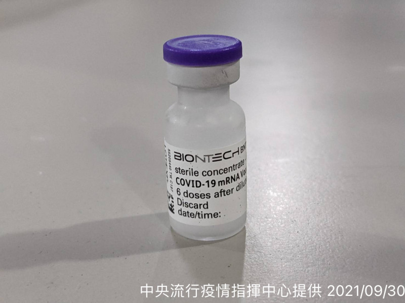 客製化標籤首批BNT疫苗今已抵台，此為瓶身。   圖：指揮中心/提供