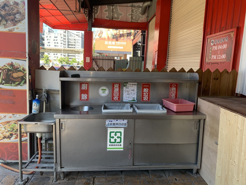 自助餐店應設置紙餐具回收設施，否則最高可開罰30萬元。   圖:台中市政府/提供