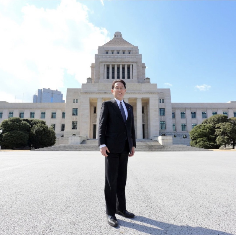 日本首相岸田文雄在日本國會前留影。   圖：擷取自岸田文雄IG（資料照）