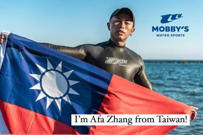 潛水好手陳凂先參加AIDA自由潛水世界錦標賽，雖然電視轉播不能秀國旗，但他仍在賽場秀出大國旗，強調來自台灣。   圖：翻攝自MOBBY'S TAIWAN臉書