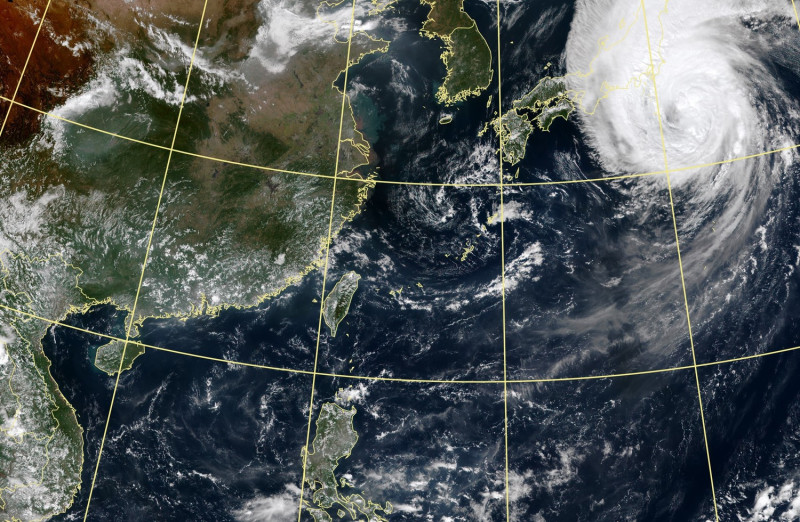 氣象專家彭啟明表示，預估菲律賓東方、南海的低壓下週將發展起來，有機會生成颱風。   圖：中央氣象局／提供