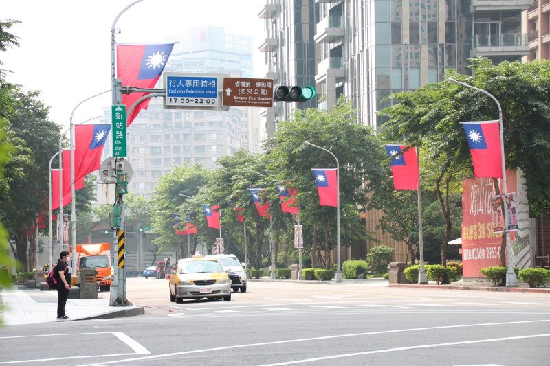 迎接光輝十月，新北市政府即日起在全市各重要道路、橋樑插掛約1萬面國旗，旗海飄揚的景象十分壯麗。   圖：新北市民政局／提供