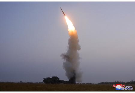 北韓官媒《朝中社》1日報導，北韓國防科學院30日成功試射1枚「反航空導彈」。   圖：翻攝朝中社