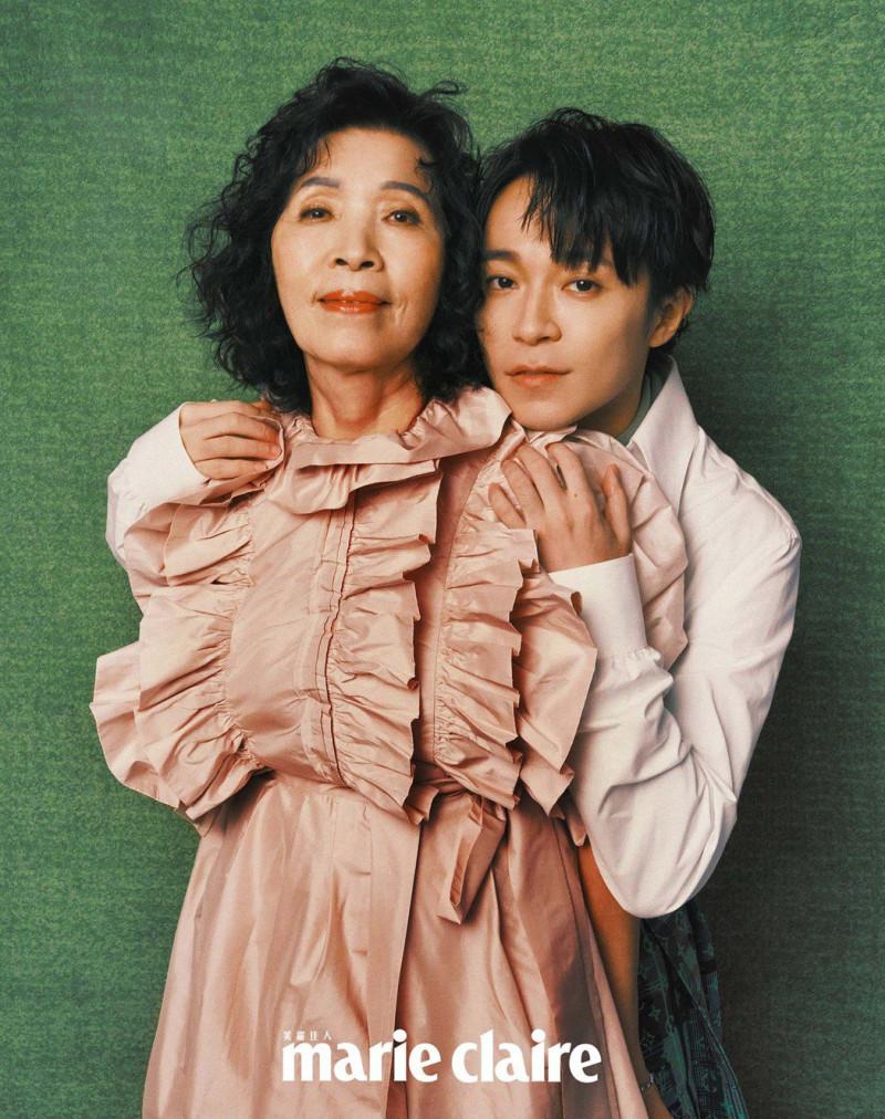 吳青峰(右)陪著媽媽走過抗癌之路。   圖：Marie Claire美麗佳人提供