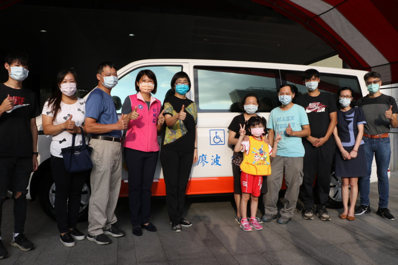 廖波的遺孀廖許愛嬌（右5）帶著家人一起捐車。由張錦麗（左5）代表受贈，左4為白珮茹議員。   圖：新北市社會局提供