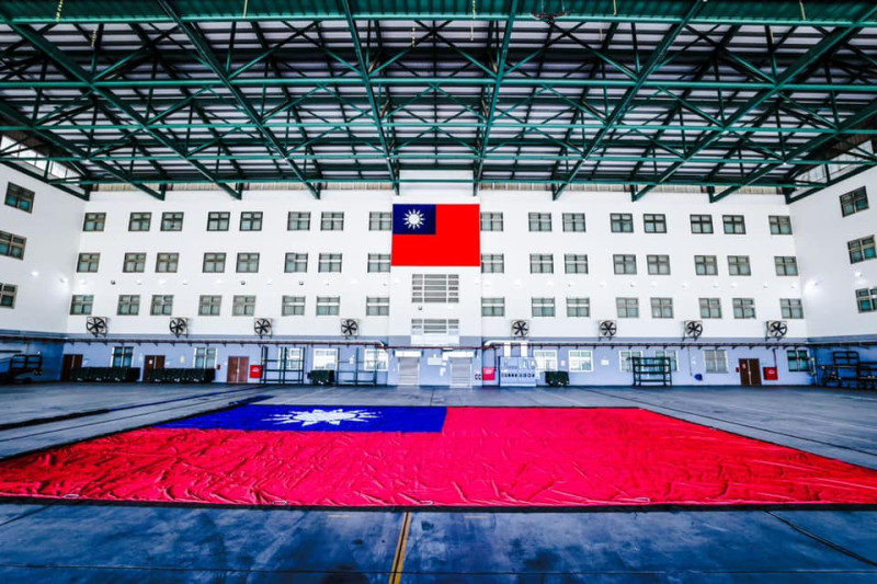 「史上最巨幅」國旗長18公尺、寬12公尺，平攤面積占地約65坪、重約45公斤。   圖：軍聞社提供/翻攝國防部發言人臉書