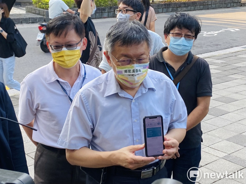 台北市長柯文哲視察象山公園防疫措施，掃實名制。   圖：周煊惠 / 攝