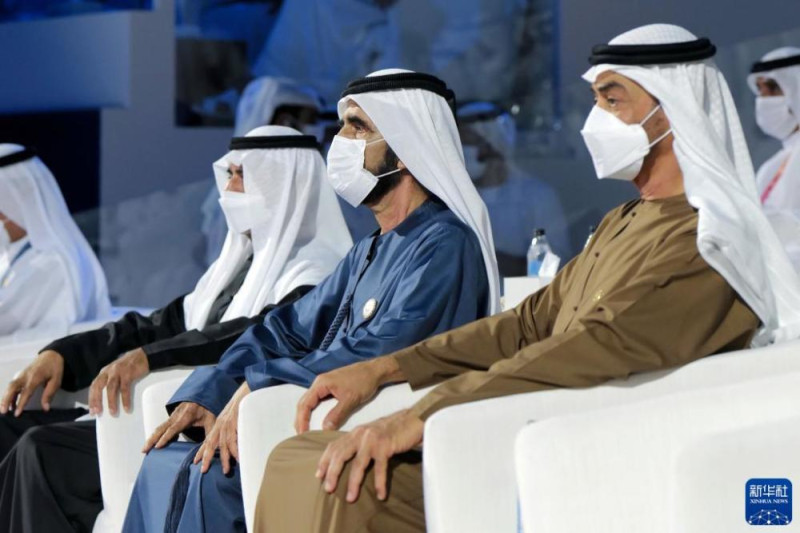 阿聯酋副總統兼總理、迪拜酋長穆罕默德·本·拉希德·阿勒馬克圖姆（右二）和阿聯酋阿布扎比王儲穆罕默德·本·扎耶德·阿勒納哈揚（右一）出席杜拜世博會開幕式。 （圖：翻攝自新華社）