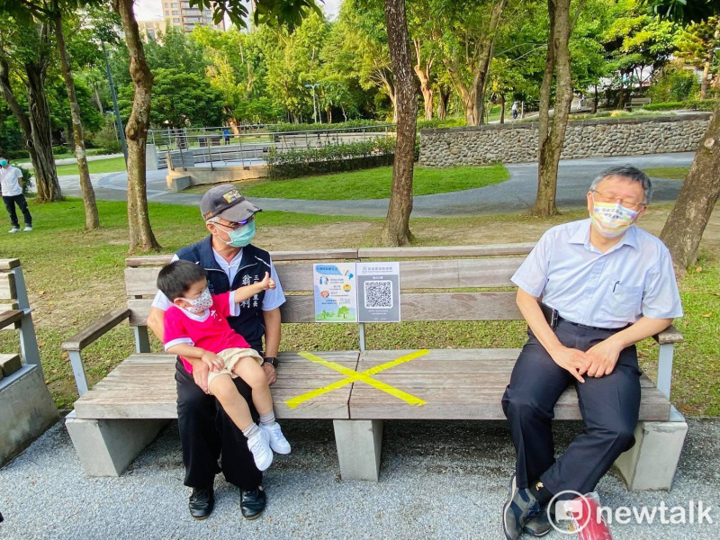 小朋友認出台北市長柯文哲，還比了一個讚，讓柯文哲樂開懷。   圖：周煊惠 / 攝
