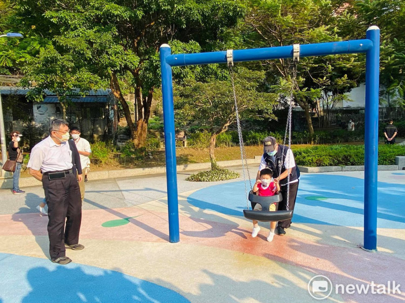 小朋友乘坐親子盪鞦韆，認出台北市長柯文哲。   圖：周煊惠 / 攝
