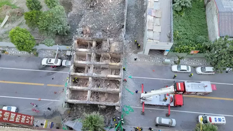 花蓮漫波假期飯店因拆除過程不慎發生倒塌意外，阻斷雙向交通。   圖 : 民眾 / 提供