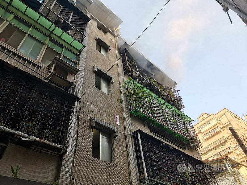 新北市泰山區明志路一處民宅2日清晨發生火警，警消在住宅中救出5人，不幸3人命危、2人受傷。   圖/中央社