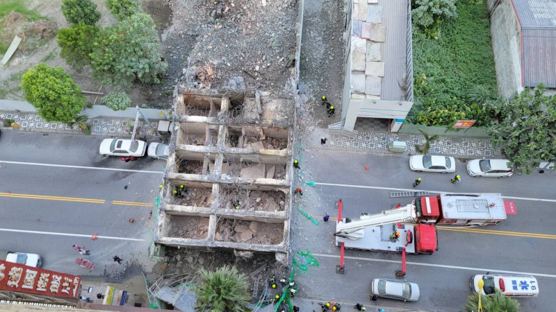 花蓮漫波飯店昨天在拆除中突倒塌。    圖/民眾提供