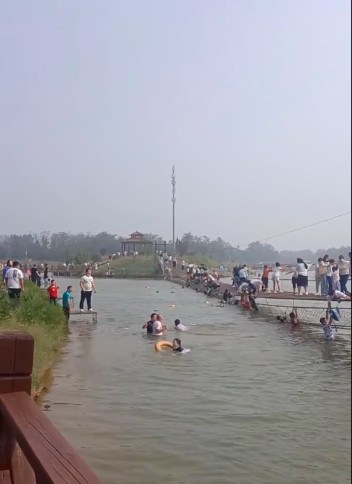 鄭州的雁鳴蟹島風景區水上吊橋，因為人流超載而坍塌，造成多人落水。   圖：翻攝自微博