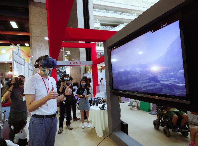 新北市副市長謝政達現場體驗新北市線上玩VR互動。   圖：新北市觀旅局 / 提供