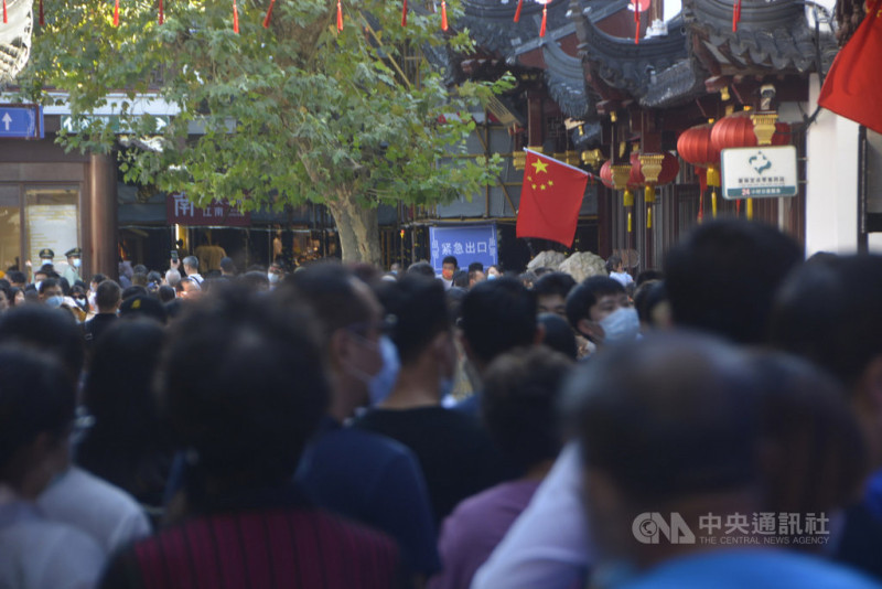 中國2021年「十一」連假期間，各地出現「報復性出遊」人潮。圖為在上海豫園逛街、購物的人潮。   圖：中央社提供