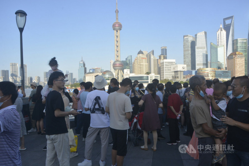 中國2021年「十一」連假期間，各地出現「報復性出遊」人潮。圖為大量在上海外灘觀景台拍照的遊客。   圖：中央社提供