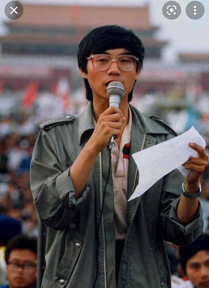 王丹說自己「有頭腦沒顏值」，有網友貼出1989年王丹在天安門廣場的照片，認為王老師也是「有頭腦有顏值」。   圖：翻攝自王丹網站臉書