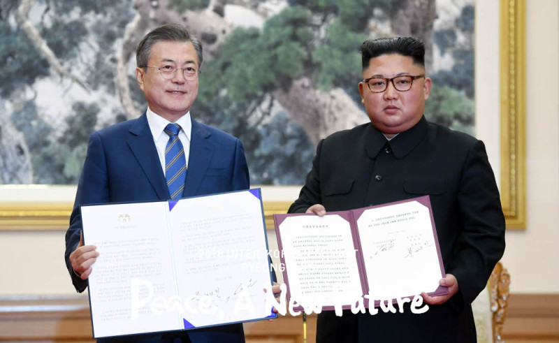 韓國總統文在寅（左）與朝鮮最高領導人金正恩，2018年曾簽署《平壤聯合聲明》，推動兩韓和平發展，但朝朝關係轉壞，時至今日，兩韓熱線才可望重新連結。   圖：翻攝自韓國青瓦台官網