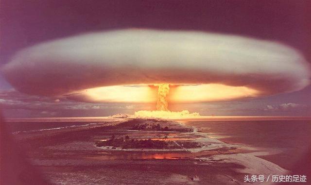 1964年10月16日，中國第一顆原子彈完成組裝。在人跡罕見的羅布泊，巨大的蘑菇狀煙雲騰空而起，中國第一顆原子彈爆破成功。 圖：翻攝陸網/頭條號歷史的足跡