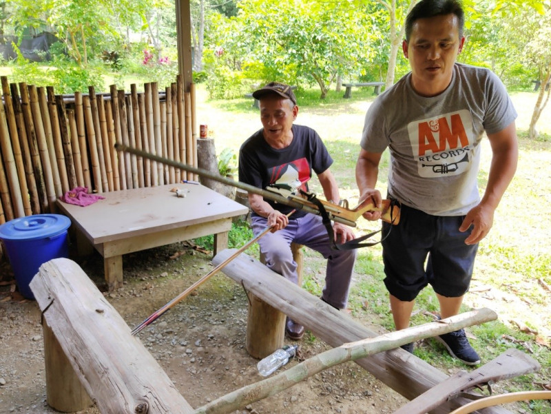 新北市列冊原民無形文化資產實踐者介紹泰雅族狩獵方式及器具製作。   圖：新北市原民局提供