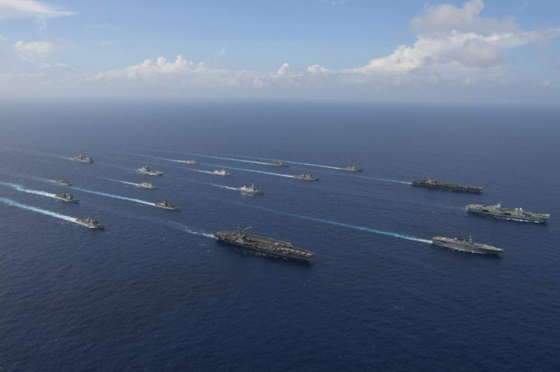 6國17艦在菲律賓海執行FOIP聯合軍演編隊航行。   圖：翻攝 防衛省 海上自衛隊推特